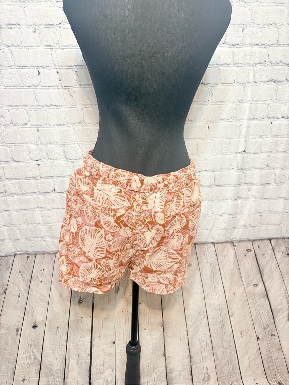 Tahari Coral Pink Tropical-Leaf Pull-On Athletic Shorts